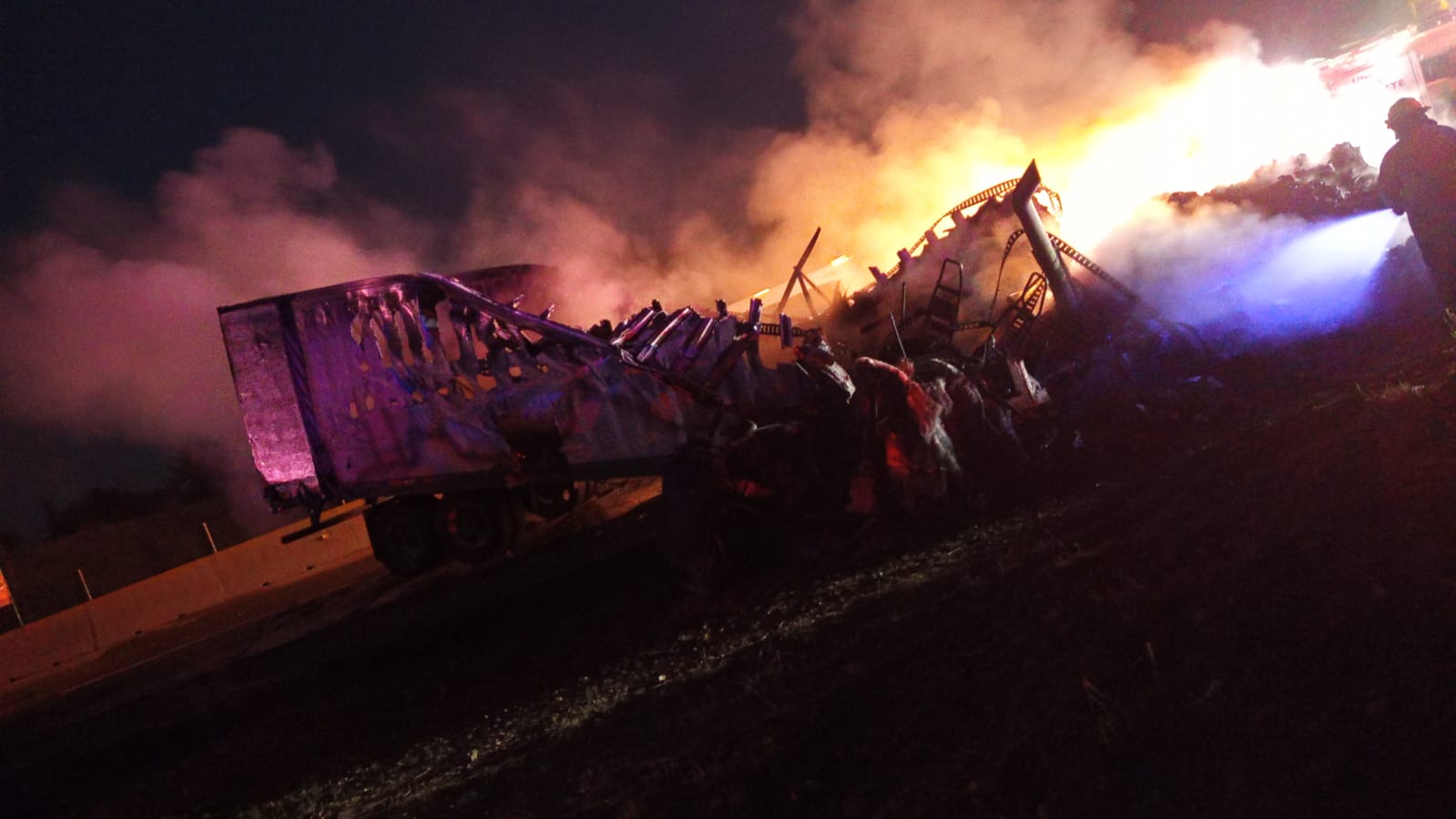 Choque e incendio de tráiler en la Puebla-Orizaba mantiene cierre de vialidad