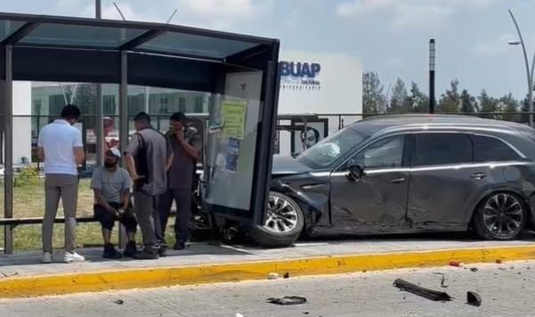 Auto choca contra paradero frente al CCU de la BUAP 