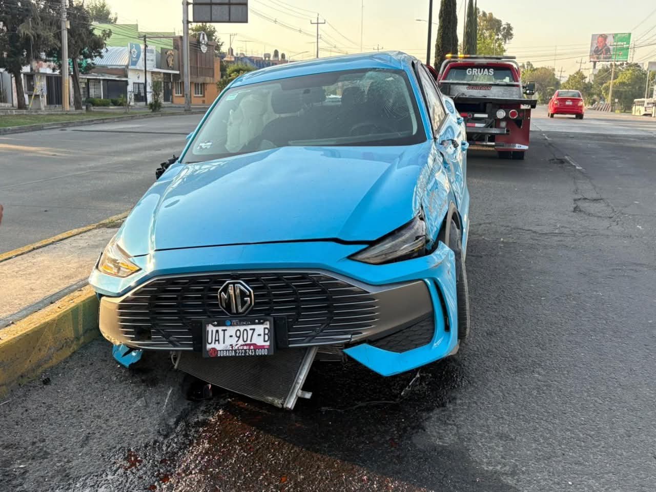 Por esquivar una moto automóvil quedó volcado en el puente de Joaquín Colombres 
