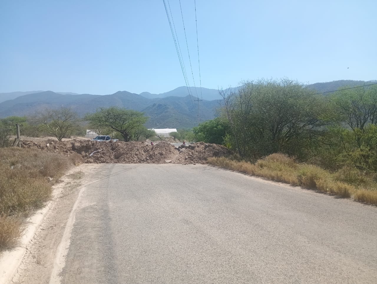 Pobladores bloquean accesos en San Esteban Necoxcalco; exigen cumplimiento de obras