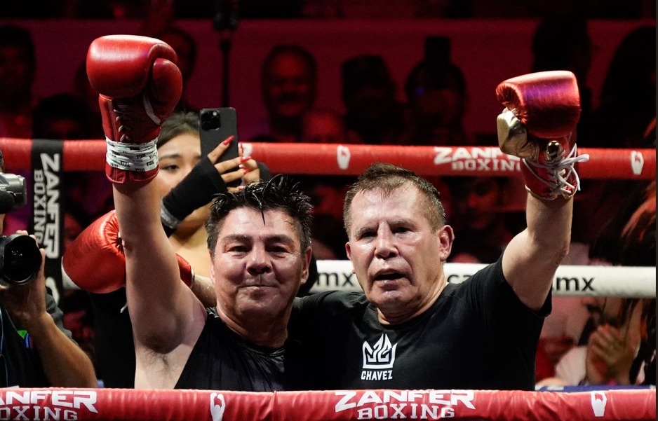 VIDEO Julio César Chávez y Jorge El Travieso Arce resultan victoriosos en la pelea de exhibición