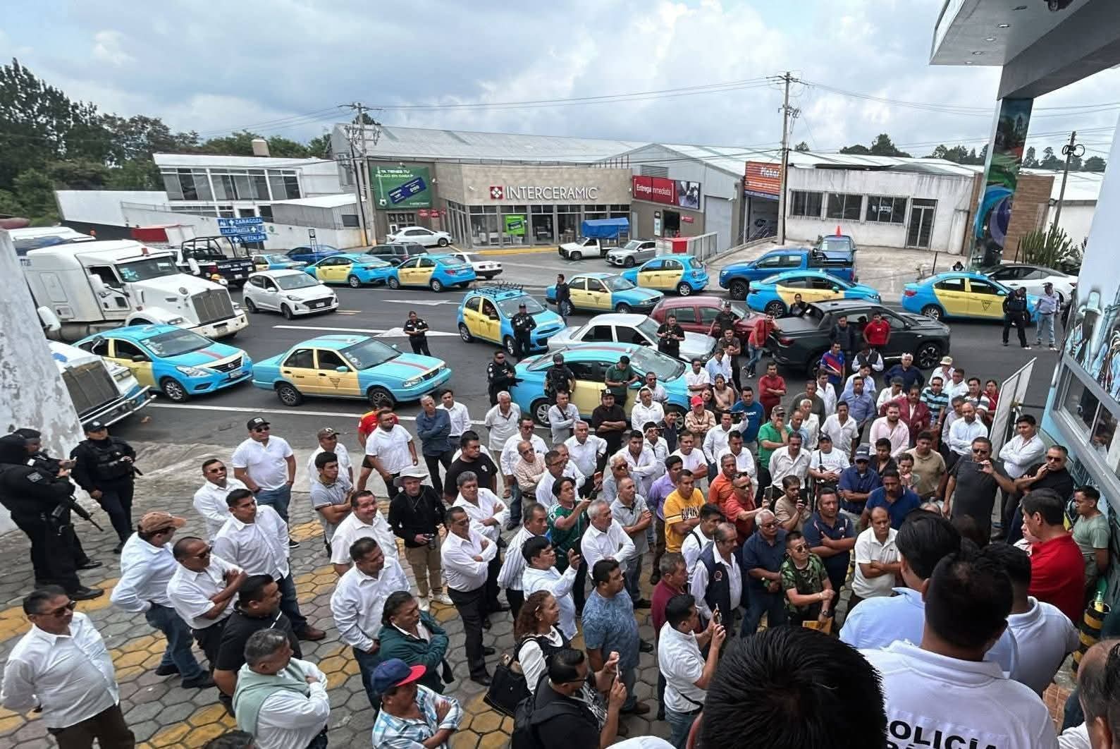 Se manifiestan permisionarios de transporte público en Teziutlán 