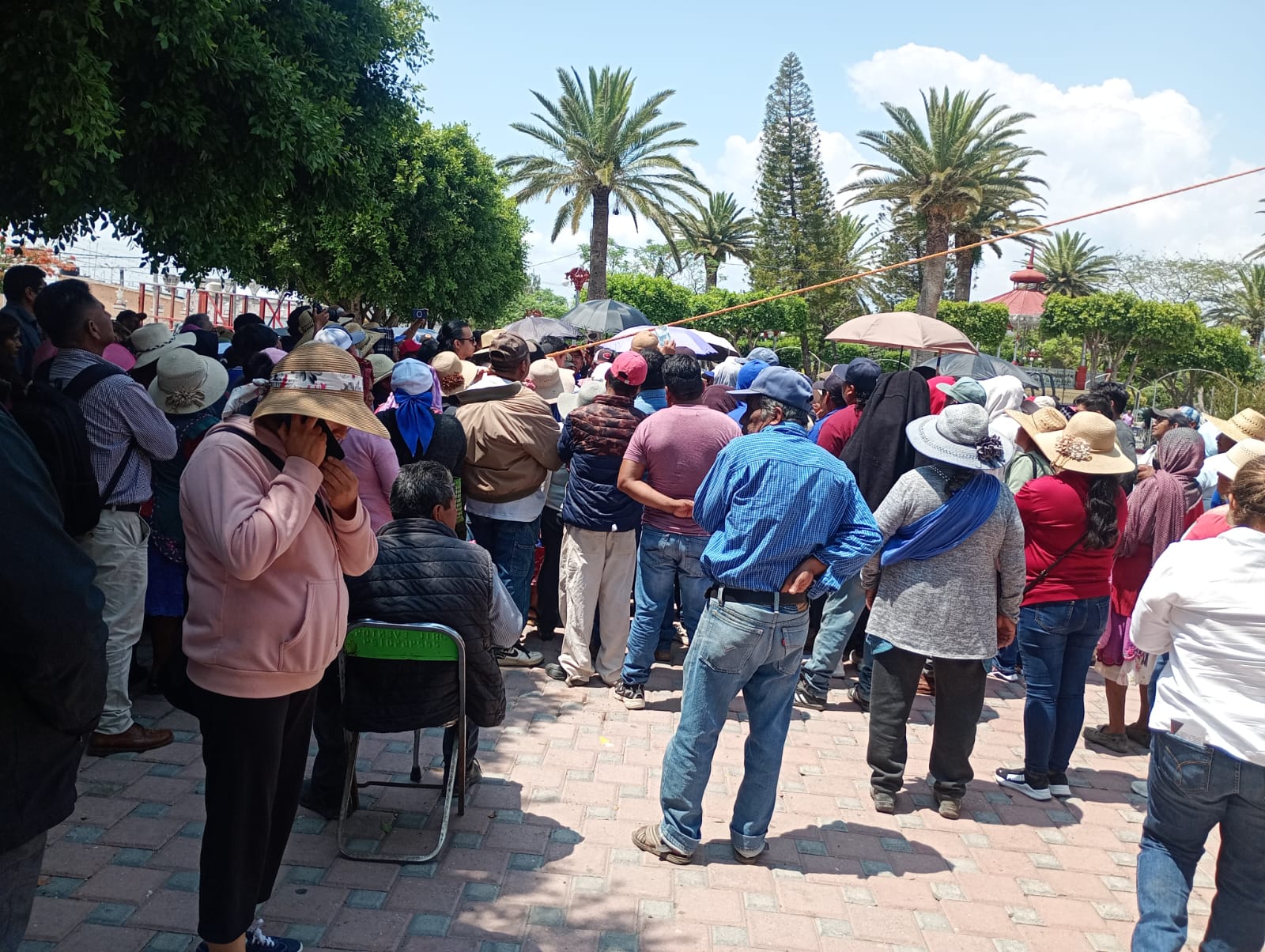 Fin a conflicto en Tlacotepec: acuerdan gestionar cancha de futbol para San Marcos Tlacoyalco