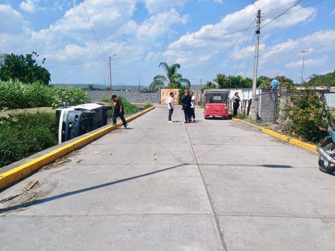 Vehículo cae a canal de riego en Tepeojuma