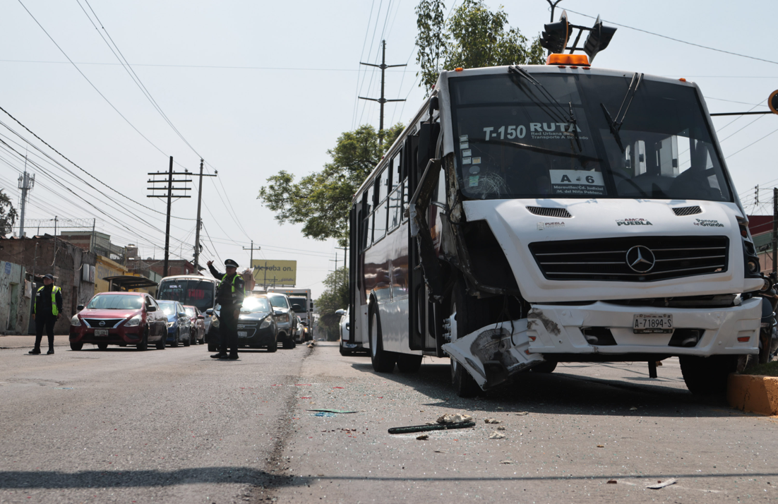 Al menos seis lesionados deja choque de alimentadora y M21 en la ciudad de Puebla