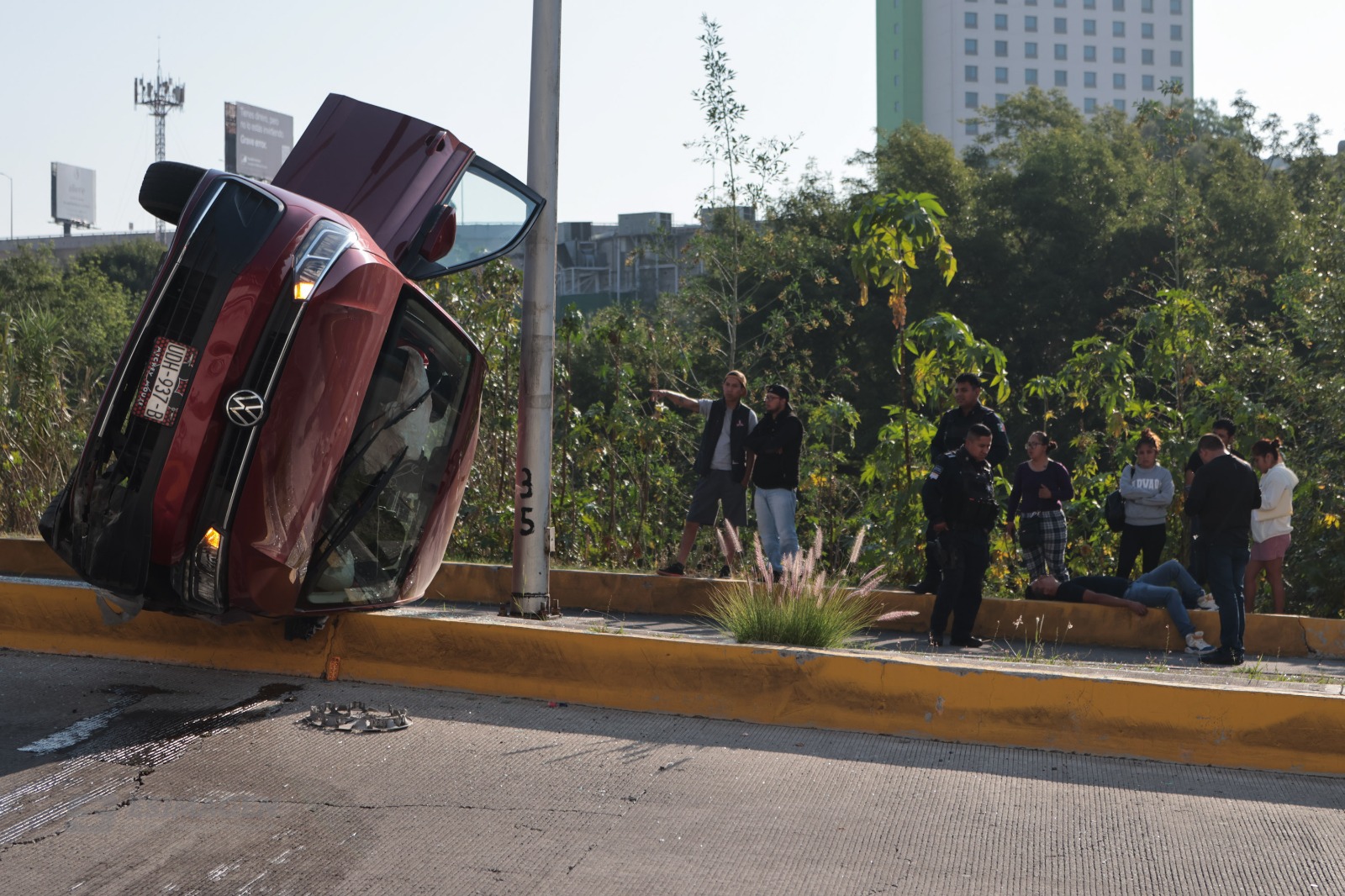 VIDEO Un conductor lesionado tras volcar detrás del CIS en Puebla