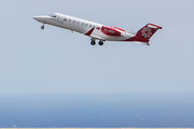 Avión con paciente de hantavirus aterriza de emergencia en España