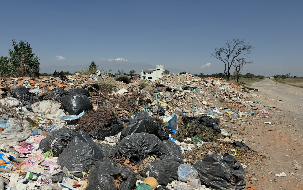 A un kilómetro y medio de la presidencia, hay un tiradero de basura en Coronango 