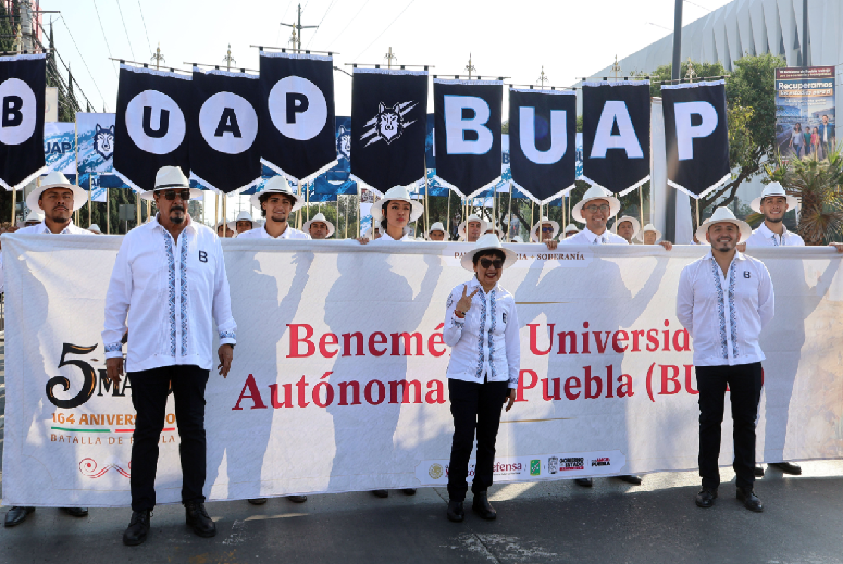 La rectora Lilia Cedillo encabeza el contingente de la BUAP este 5 de Mayo