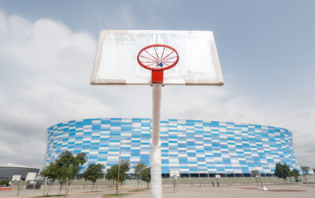 Instalan nuevas canastas de basquetbol en estacionamiento del Estadio Cuauhtémoc