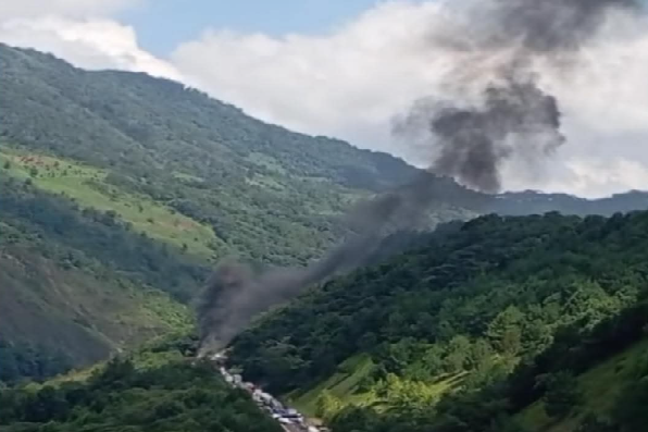 Incendio de tractocamión mantiene el cierre de la autopista México-Tuxpan