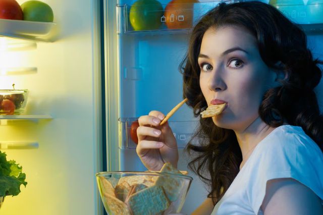 Comer tarde por la noche aumenta problemas intestinales según estudio