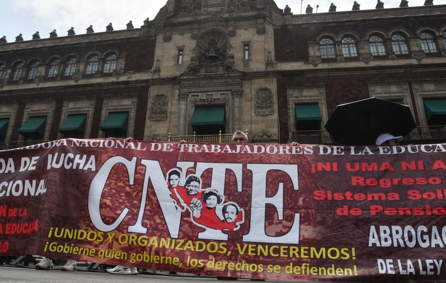 L CNTE entrega pliego petitorio y da plazo de dos semanas al gobierno federal