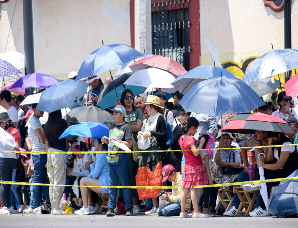VIDEO Padres y madres de familia apoyan a las y los estudiantes en el desfile