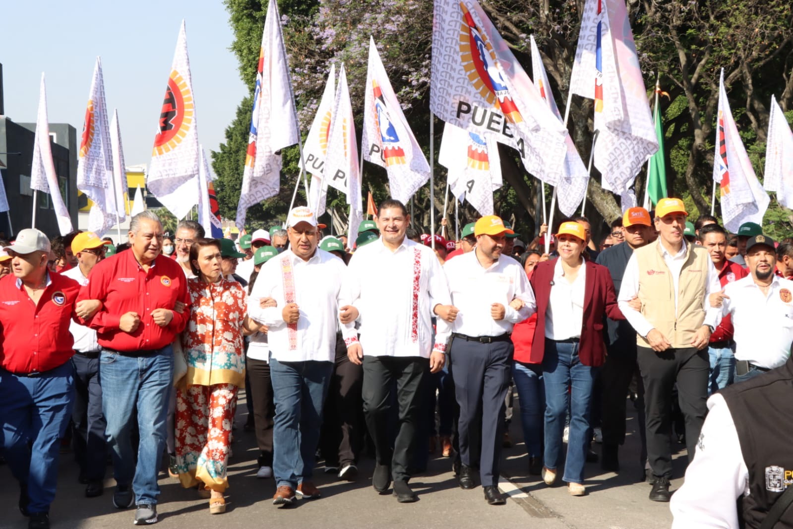 Marchan sindicatos en Puebla y expresan respaldo al Cablebús 