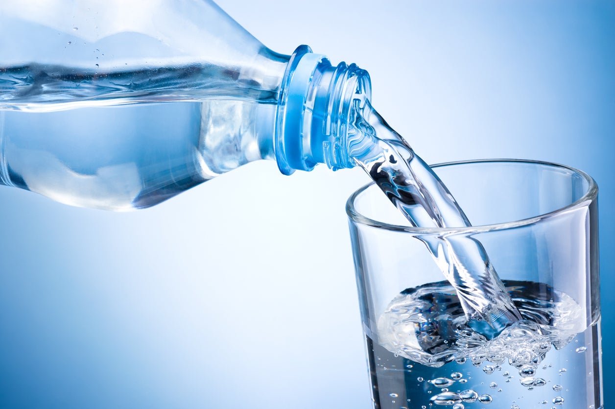 Esta es la cantidad de agua que debes tomar de acuerdo con tu edad 