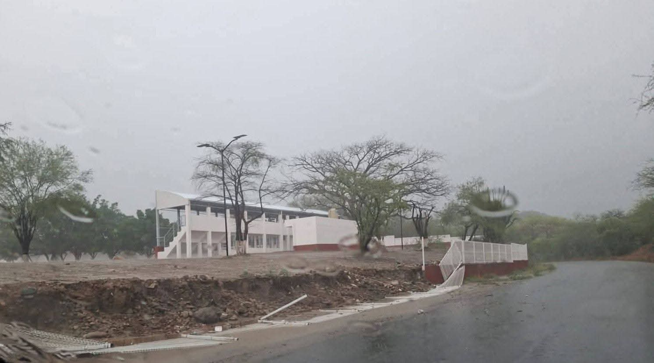 Fuerte tromba deja daños en San José Tilapa, Puebla