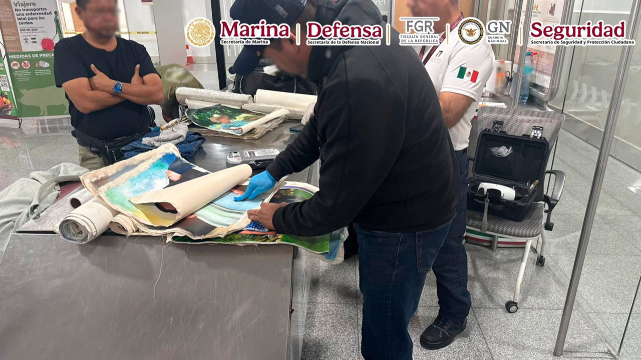 Detienen en el AICM a persona que transportaba lienzos con narcótico