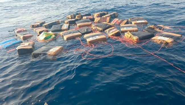 En aguas del Golfo de Tehuantepec, Marina asegura dos toneladas de cocaína