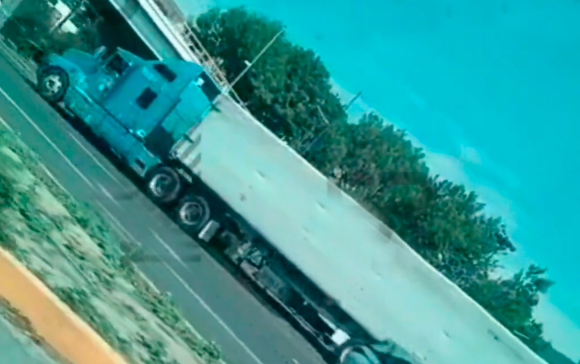 Tráiler se sube al camellón en la autopista Tlaxcala-Texmelucan