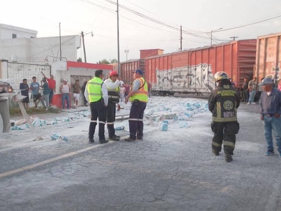 Tráiler intenta ganarle paso al tren y es arrastrado en Amozoc