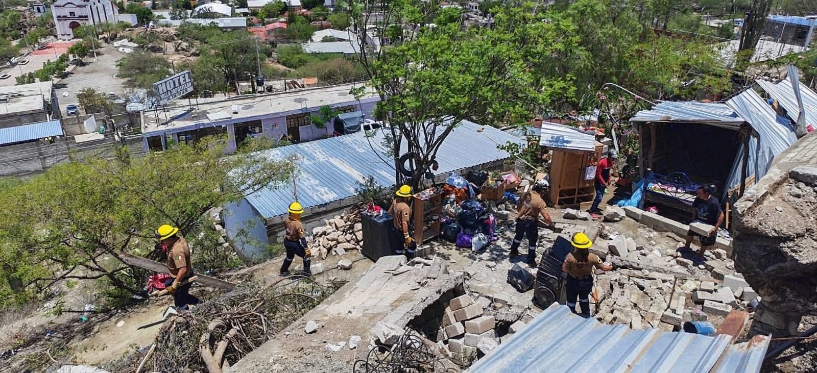 Lluvias provocan deslaves y caída de rocas en Zoquitlán; escuela resulta dañada en Metzontla