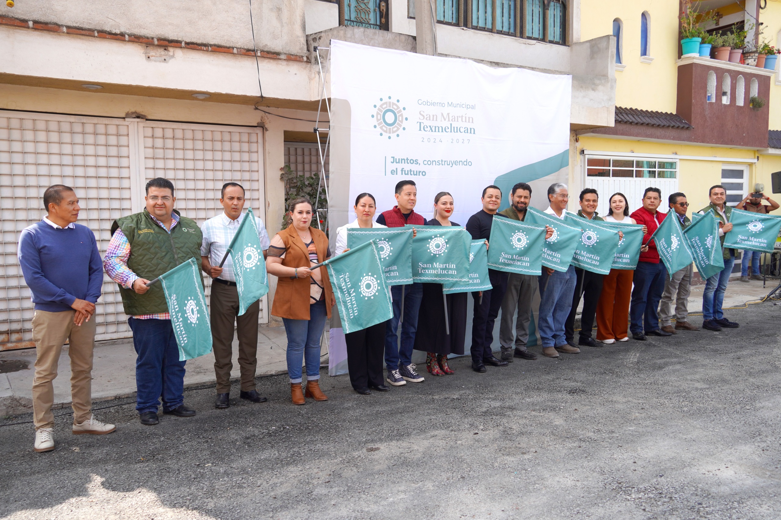 Alcalde Juan Manuel Alonso inicio la rehabilitación con concreto de la calle Mariano Escobedo en Texmelucan