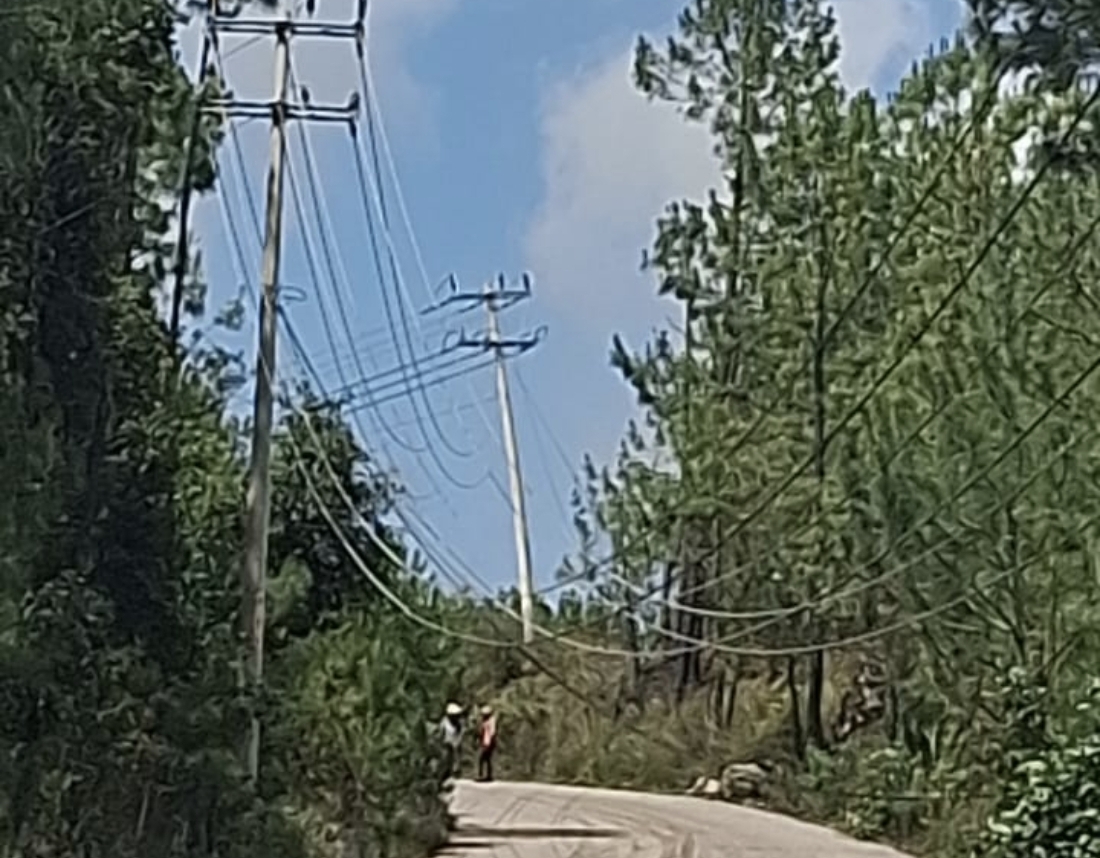 Tromba derriba postes y bloquea acceso a comunidades de la Sierra Negra