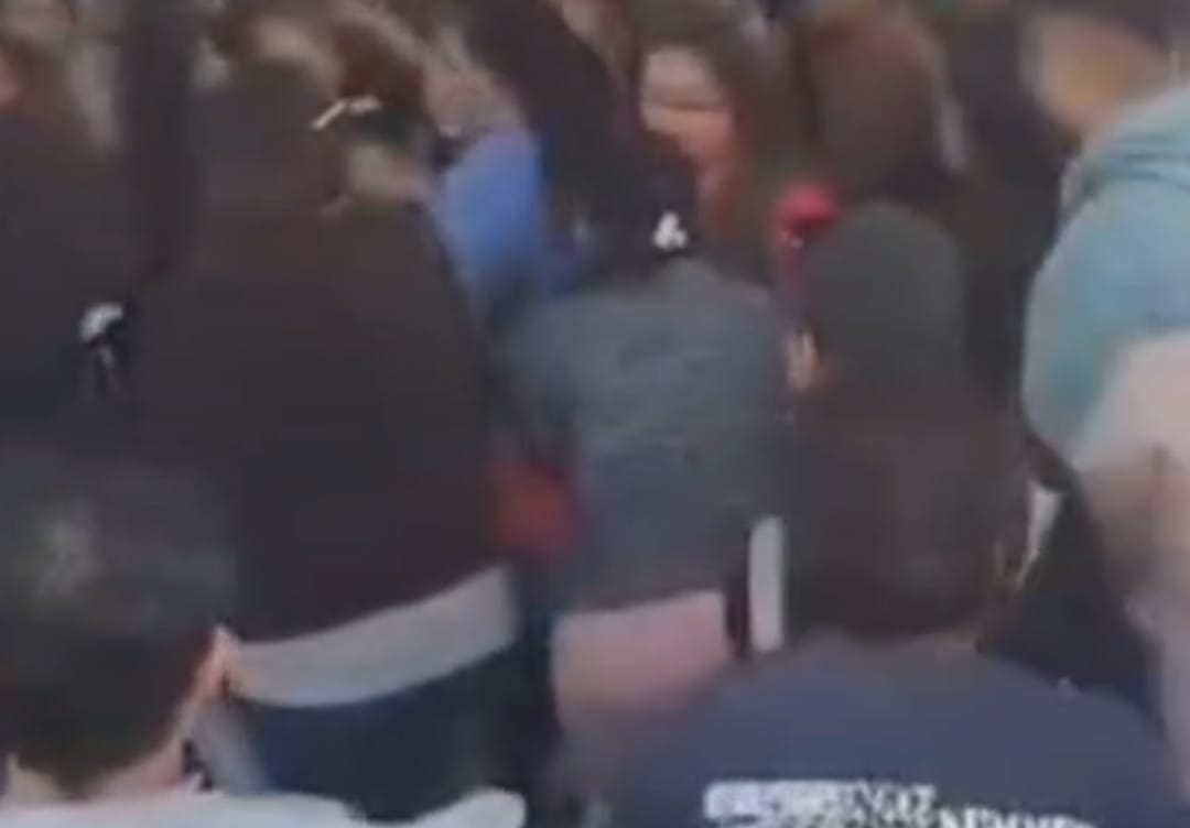 Riña entre madres de familia interrumpe asamblea en secundaria Mártires de Cananea
