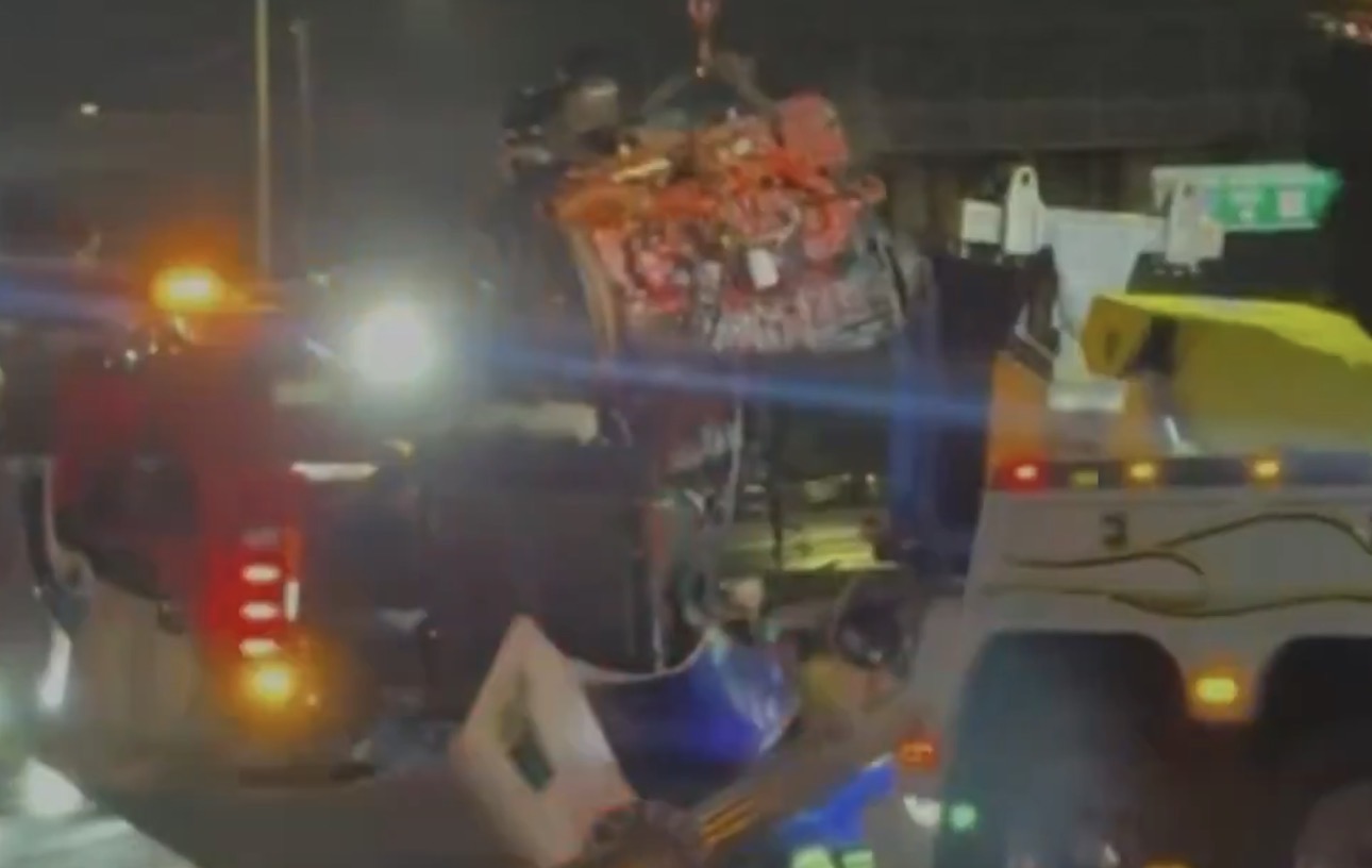Tráiler pierde el control en el Periférico Ecológico; derriba luminarias y cámaras de seguridad 