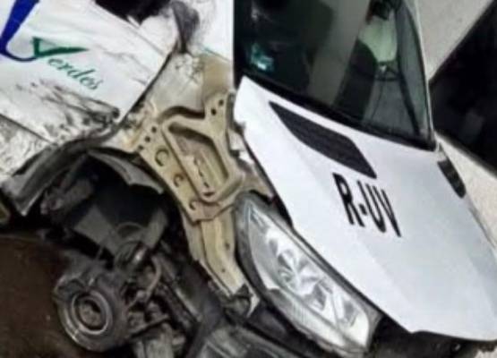 Unidad de transporte choca contra caseta de Zaragoza en la Teziutlán-Virreyes 