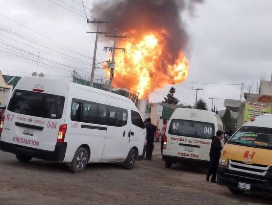 Explosión de autotanques en Tepeaca deja tres lesionados y obliga a evacuar escuelas 