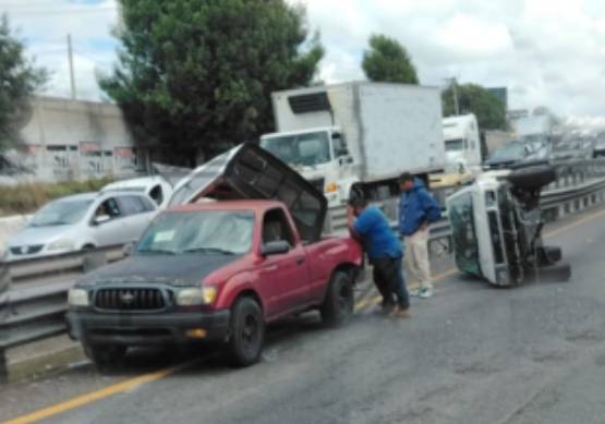 Vuelca vehículo en la autopista Puebla-Orizaba; piden extremar precauciones
