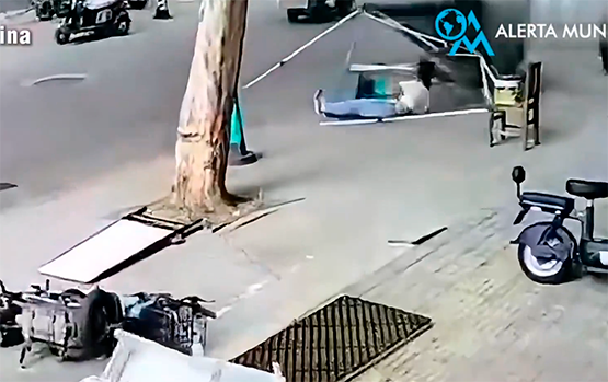 VIDEO Mujer es arrastrada por el viento y sobrevive tras caída de árbol en China