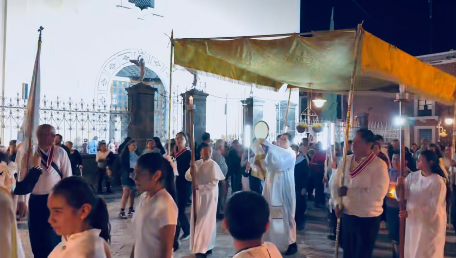 Atlixco se ilumina de fe: cientos participan en la Procesión del Santísimo