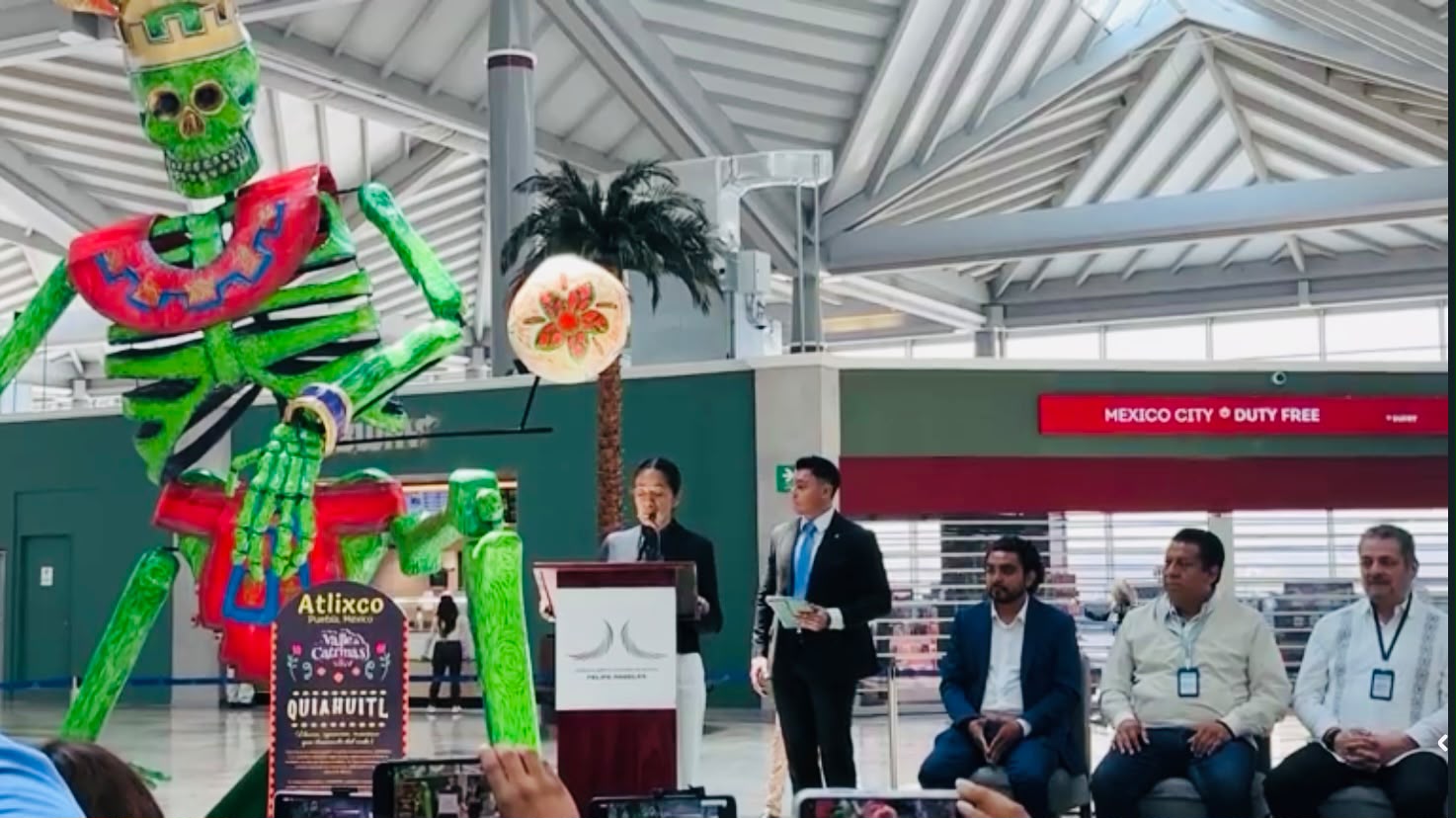 Catrina monumental de Atlixco llega al AIFA y da la bienvenida al Mundial 2026
