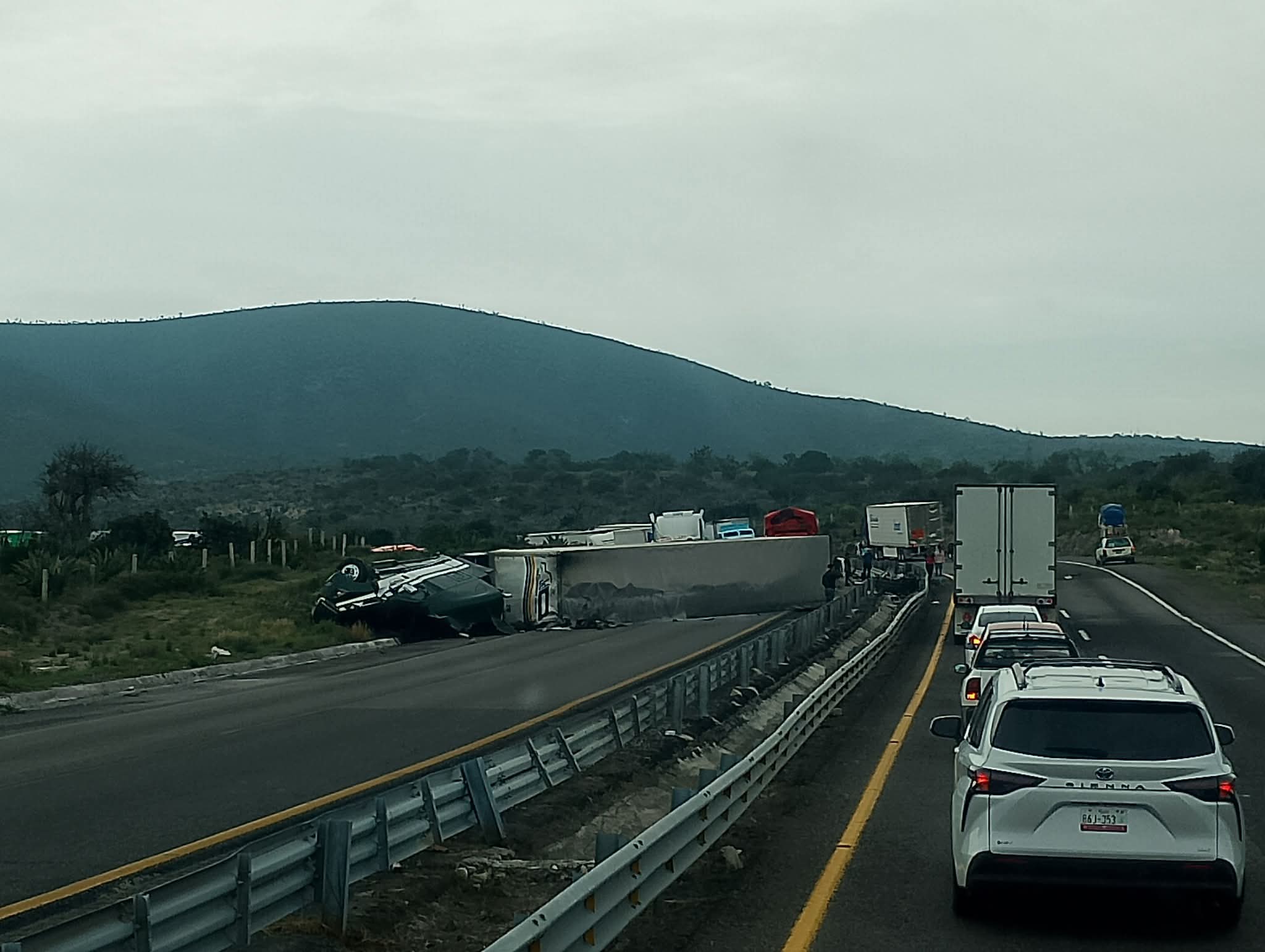 Muere operador tras volcadura de tráiler sobre la Puebla-Orizaba 