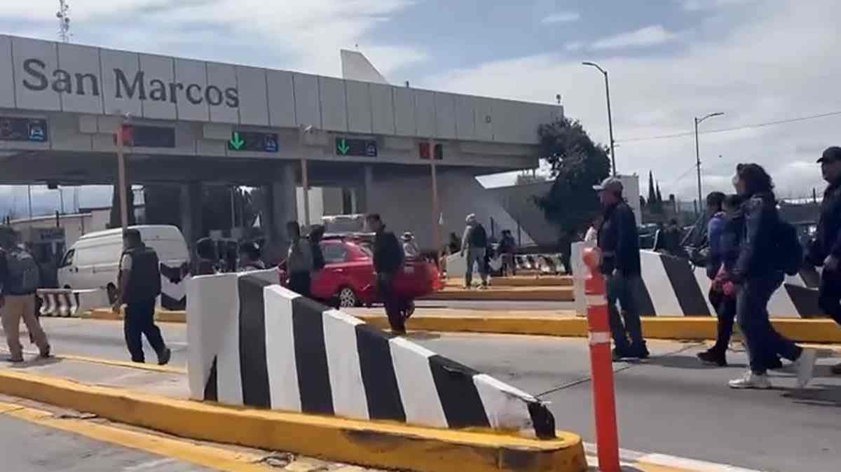 Toman integrantes de la CNTE la caseta de San Marcos 