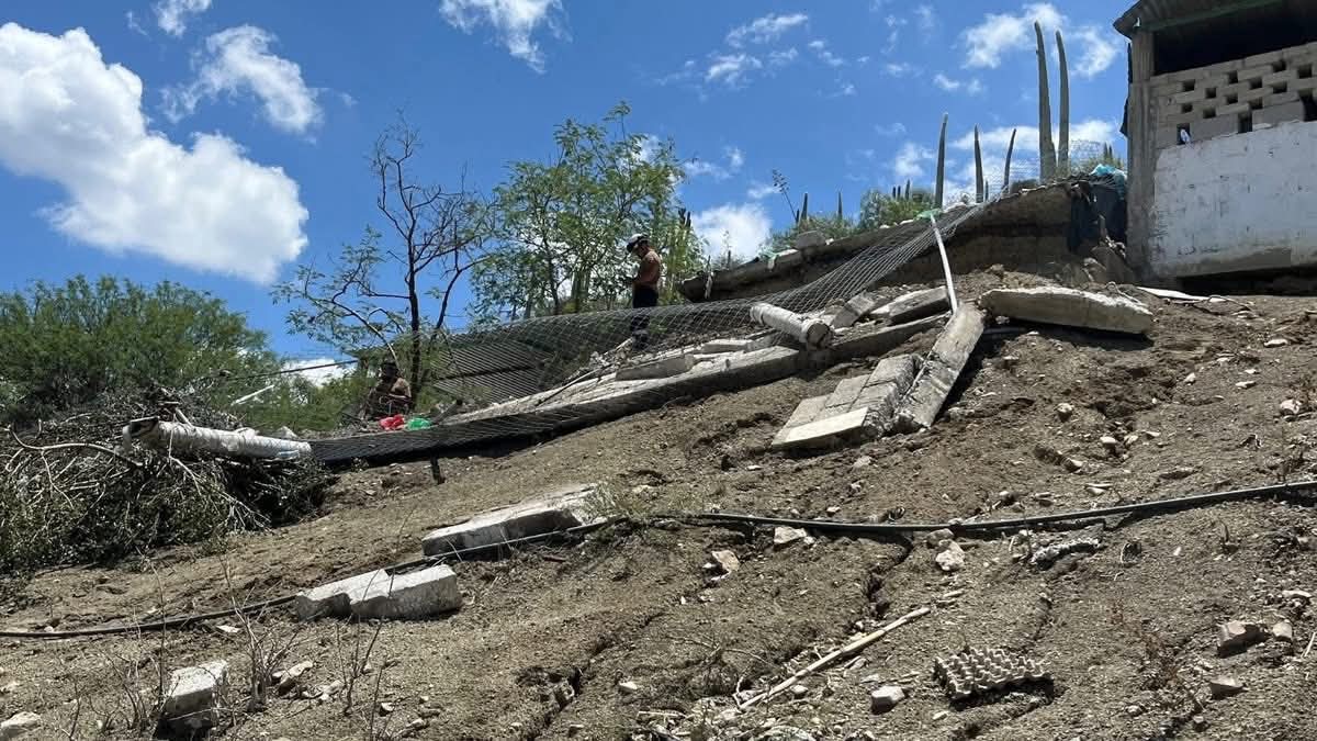 Afectan lluvias vivienda en Zapotitlán Salinas; familia lo pierde todo.