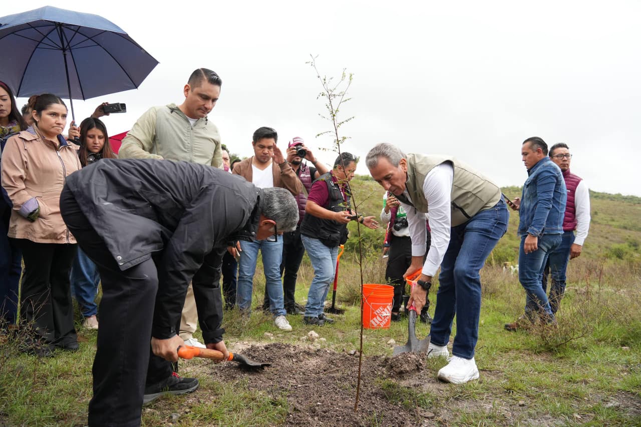 Pepe Chedraui encabeza jornada de reforestación en Ecocampus BUAP