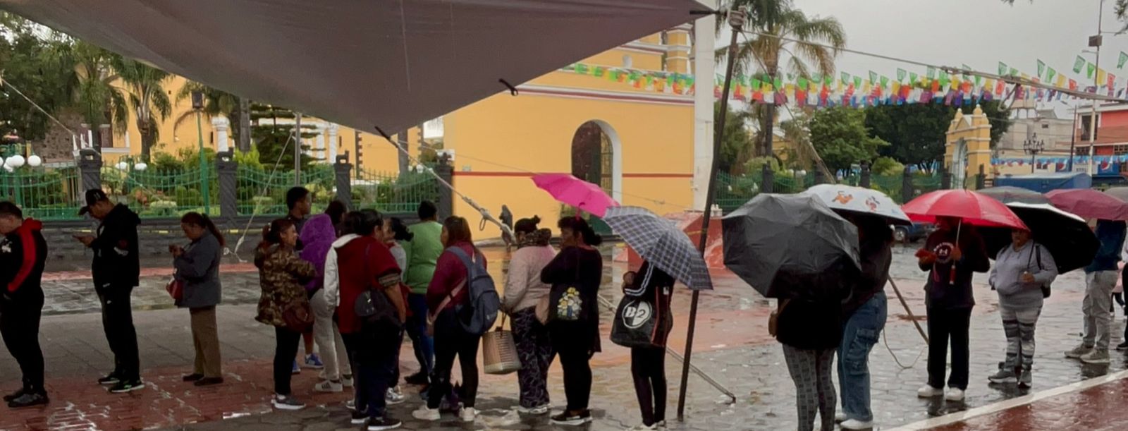 En Cuautlancingo habitantes hacen fila para recibir boletos gratuitos