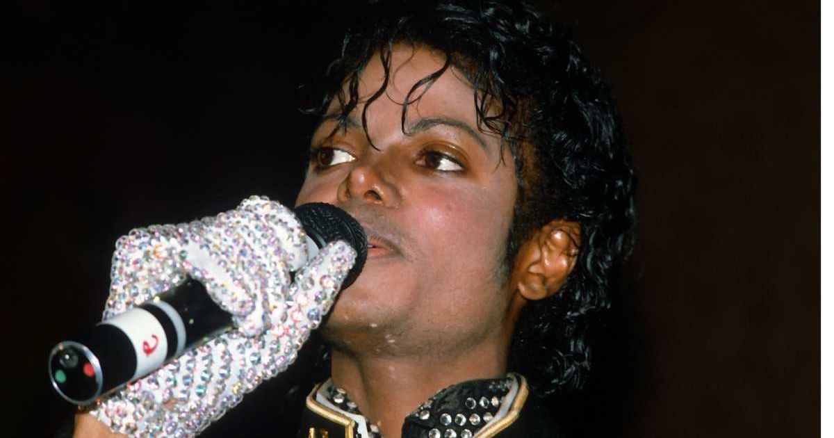 Guantes de Michael Jackson alcanzan cifra récord durante una subasta en París 