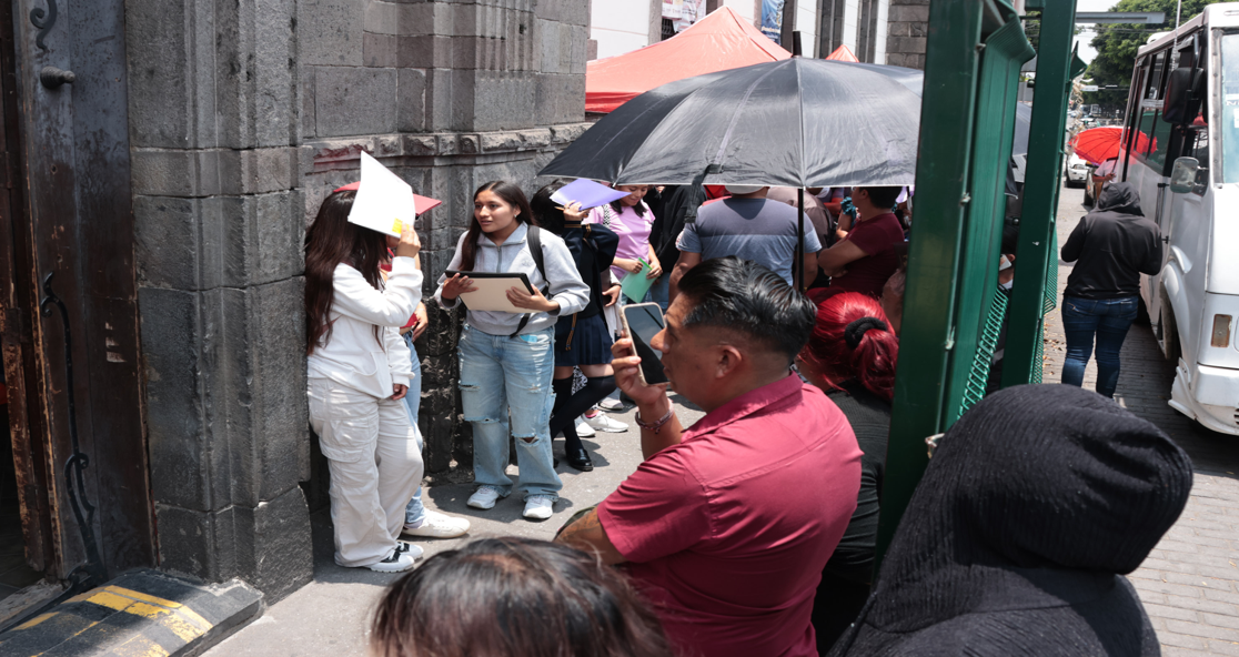 VIDEO Aspirantes hacen largas filas para ingresar a la Normal de Puebla