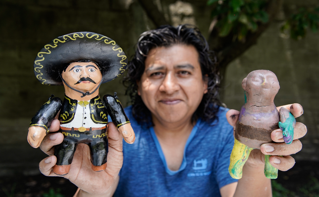 Luis Reyes Ponce, cartonero que rescata la tradición de los panzones en Puebla