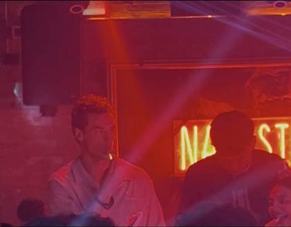 Imagen que contiene hombre, jugando, frente, luz

El contenido generado por IA puede ser incorrecto.