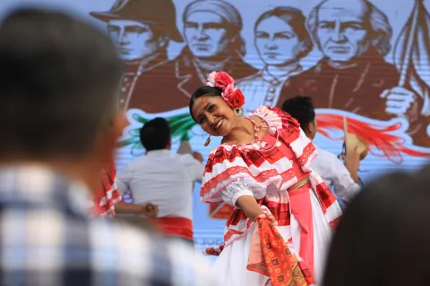 Poblanos ya disfrutan de espectáculos en el zócalo de Puebla.