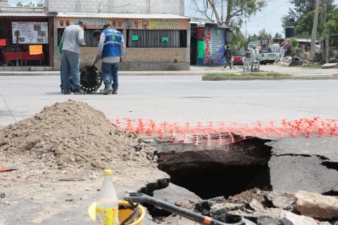 Socavón en la avenida 139 Poniente y bulevar Carmelitas.