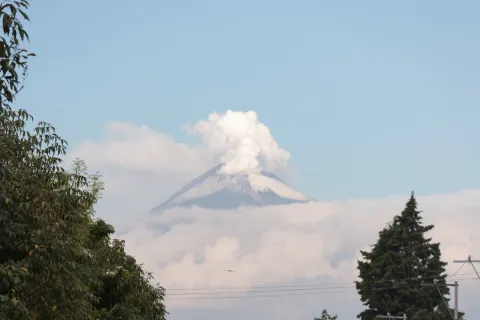 Volcán Popocatépetl vistiendo una blanca fumarola y nieve en su punta.