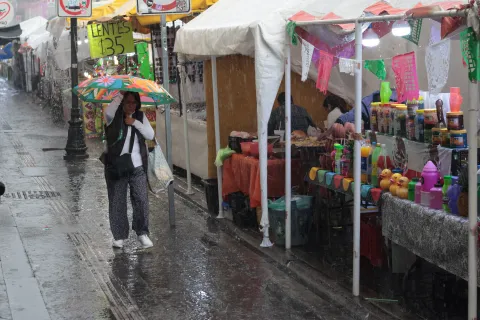 Y la lluvia patriótica no puede faltar en puebla este lunes 15 de septiembre.