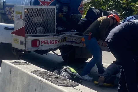 Motociclista se impactó contra una pipa en el Periférico Ecológico.